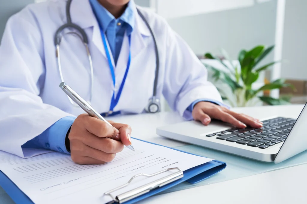 Los beneficios de usar un software médico en la gestión de la salud: ROI y beneficios 2026
