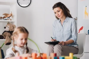 Terapia ocupacional infantil: qué es, señales de alerta y cómo acceder en Chile