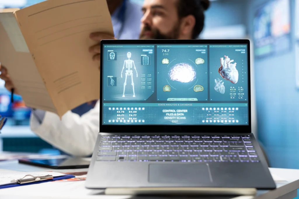 Fichas clínicas digitales con IA