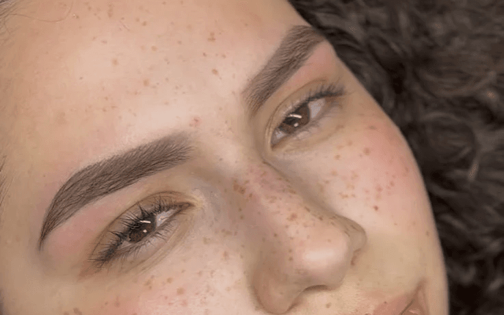 PREFILADO DE CEJAS CON CERA + VISAGISMO + HENNA