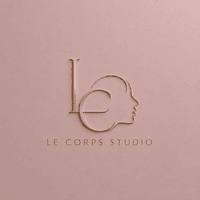 𝘓𝘦 𝘤𝘰𝘳𝘱𝘴 𝘴𝘵𝘶𝘥𝘪𝘰 logo