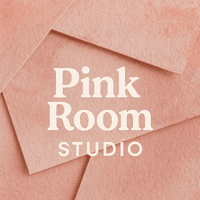 Pink Room Studio 👩🏼‍🎨🧵🩷✨ logo