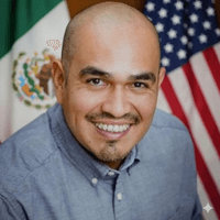 SERVICIOS MIGRATORIOS Y CONSULARES IMMIGRATION AND VISAS SERVICES logo