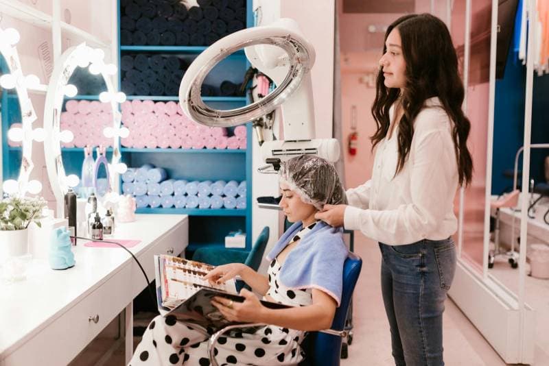 LEONIDAS hairdresser interior