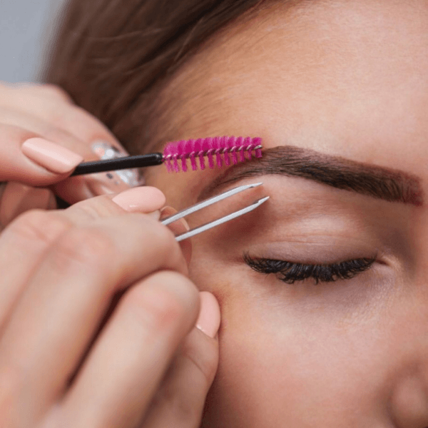 Perfilado de cejas con pinza o hilo