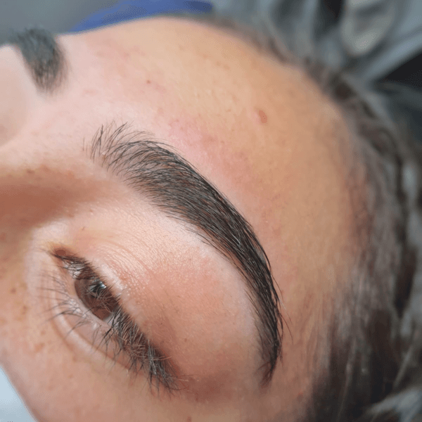 Diseño de cejas + perfilado con hilo y pinzas