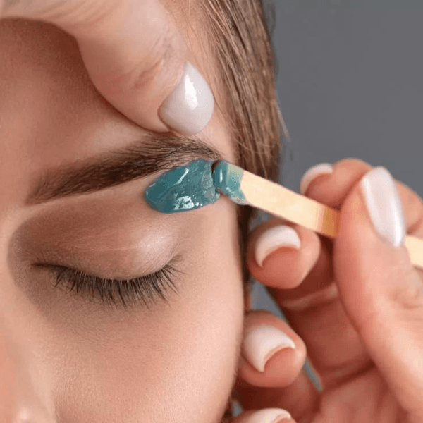 Depilación de Cejas con Cera / Eyebrow Waxing.