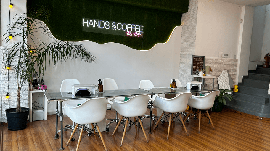 HANDS & COFFEE interior