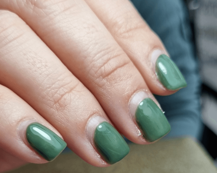 Manicuría + esmaltado semipermanente