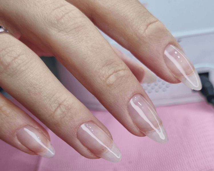 Manicuría + esmaltado tradicional DE REGALO