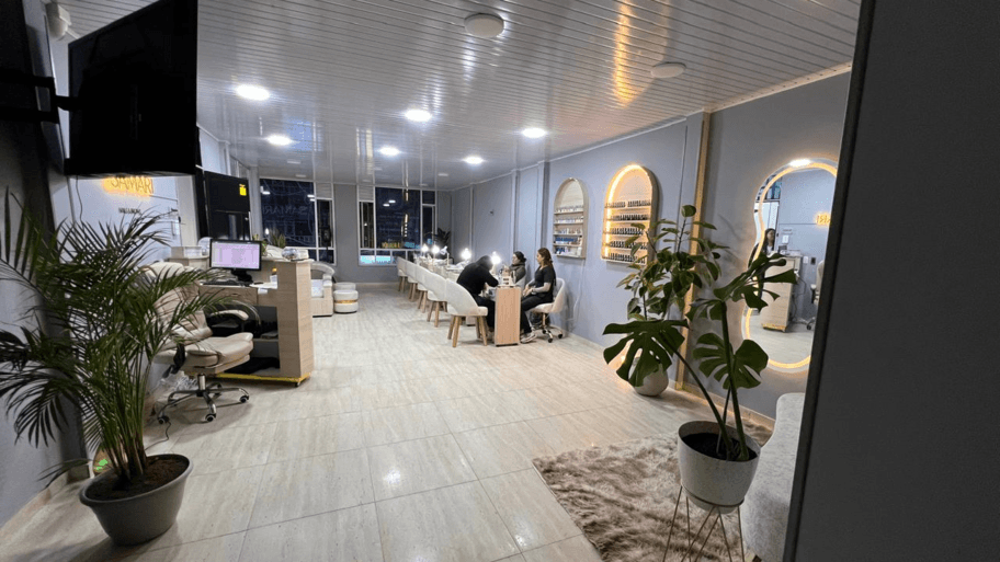 SAMARI NAILS & BROWS interior