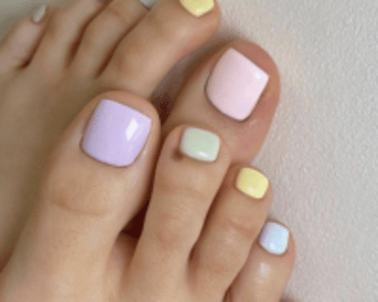 Pedicuria con esmaltado semipermanente