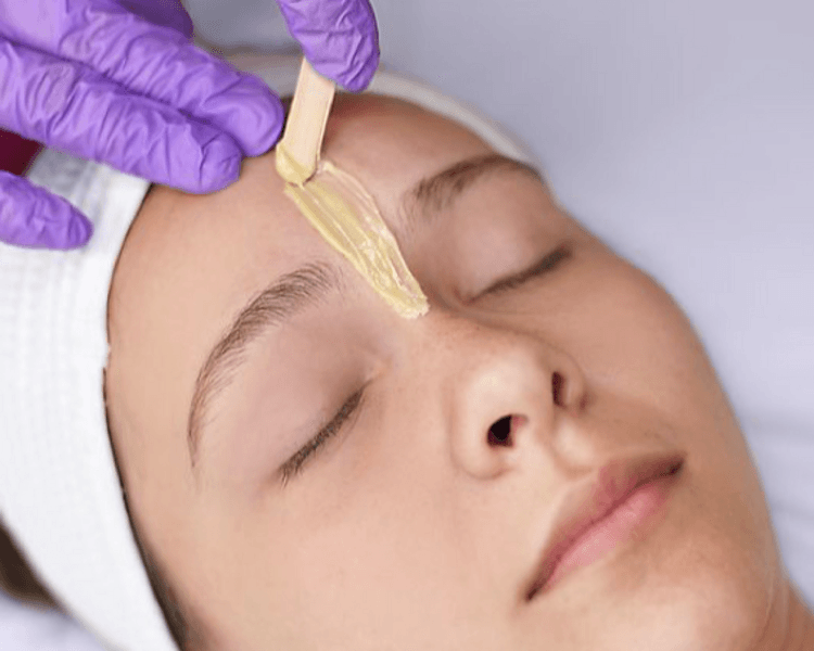 Perfilado de cejas con cera / pinza