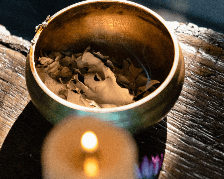 Masaje con Piedras de Mármol Calientes