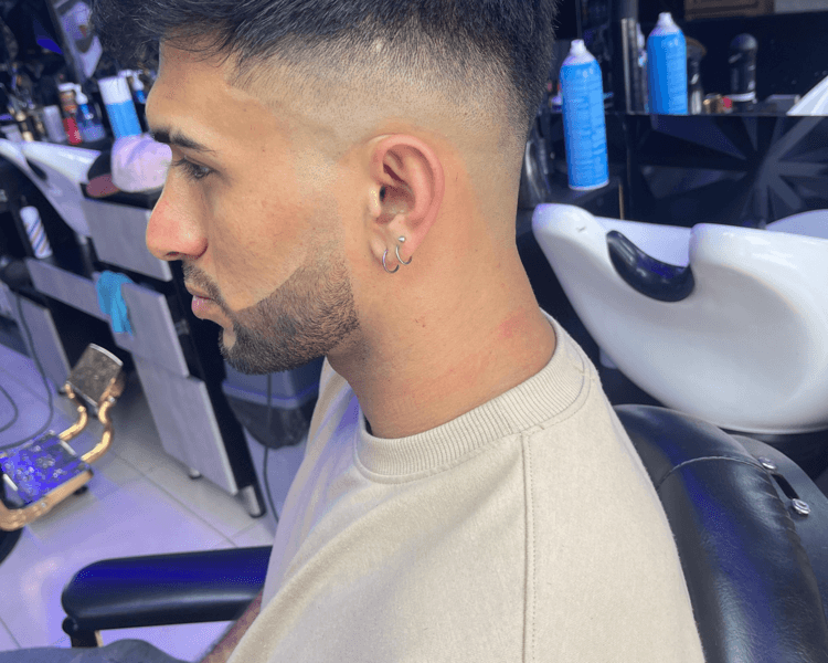 corte de cabello con cuchilla barba y cejas