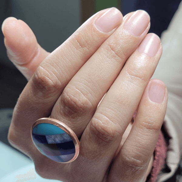Podología clínica y manicure con limpieza profunda de cutículas sin esmaltado