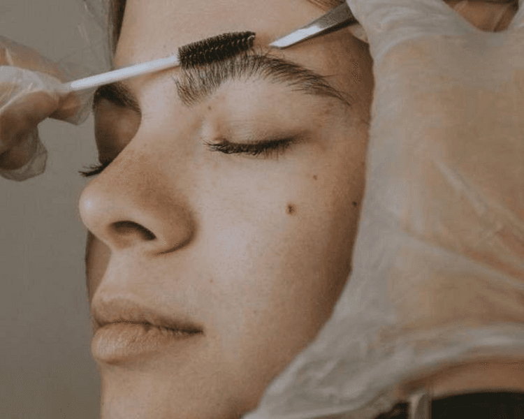 Perfilado y diseño de cejas.