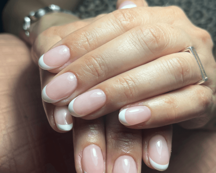 Manicure permanente con diseño francesa