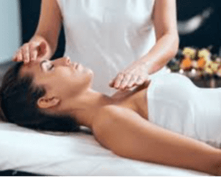 MASAJE RELAJANTE CON REIKI
