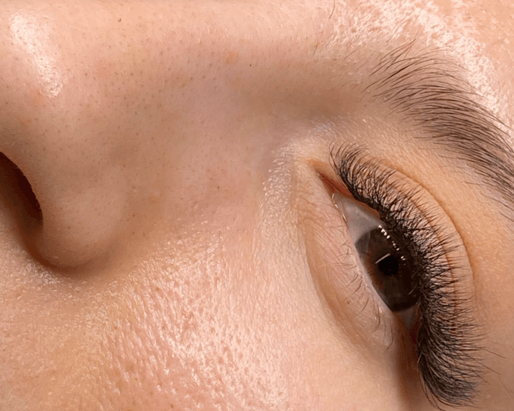 extencion de pestañas volumen tecnologico