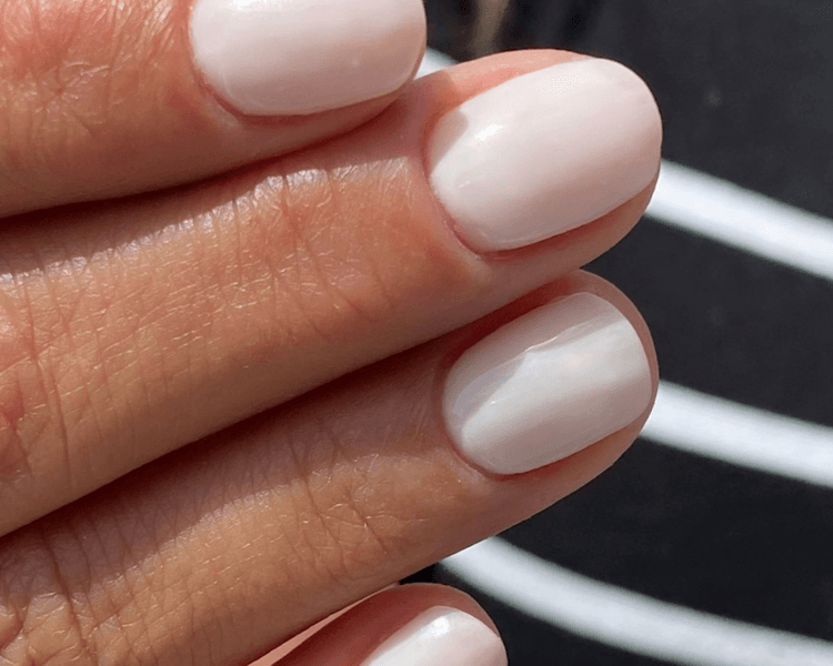 Reconstrucción uñas comidas + color liso