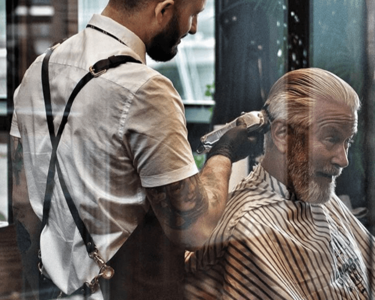 Corte de cabello para adulto mayor