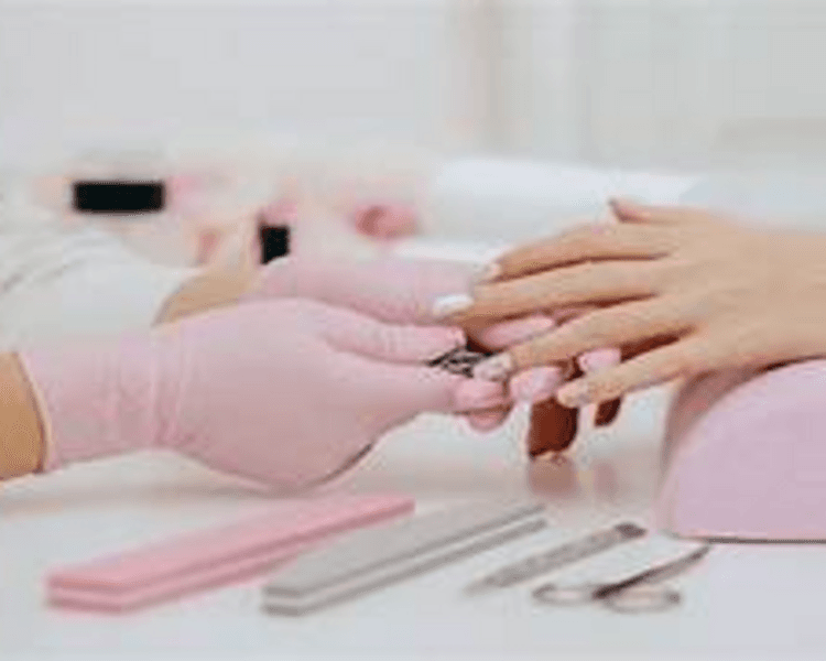 Retiro de uña artificial y embellecimiento