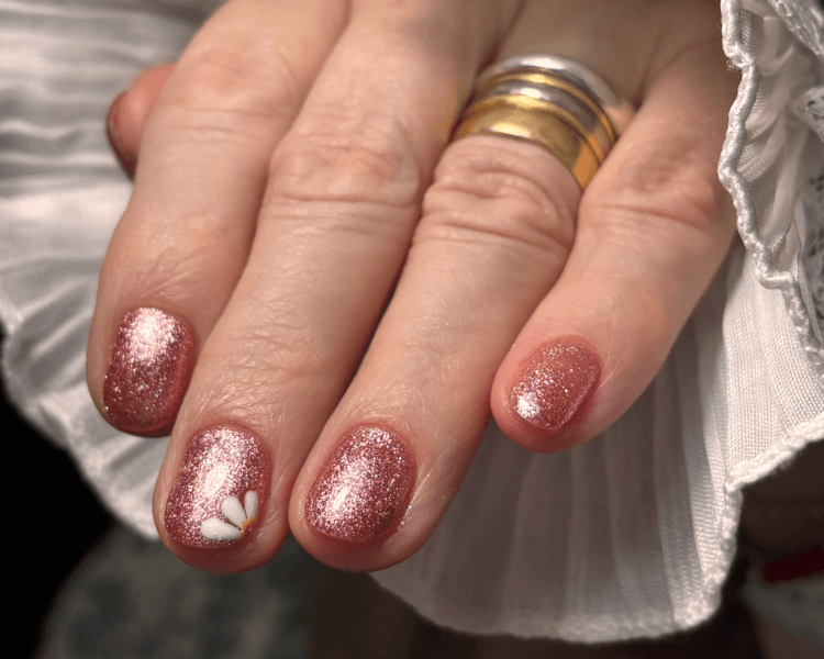 Esmaltado permanente con diseño simple