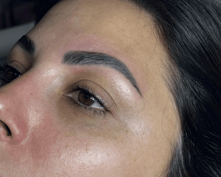 Laminado de cejas con diseño y perfilado