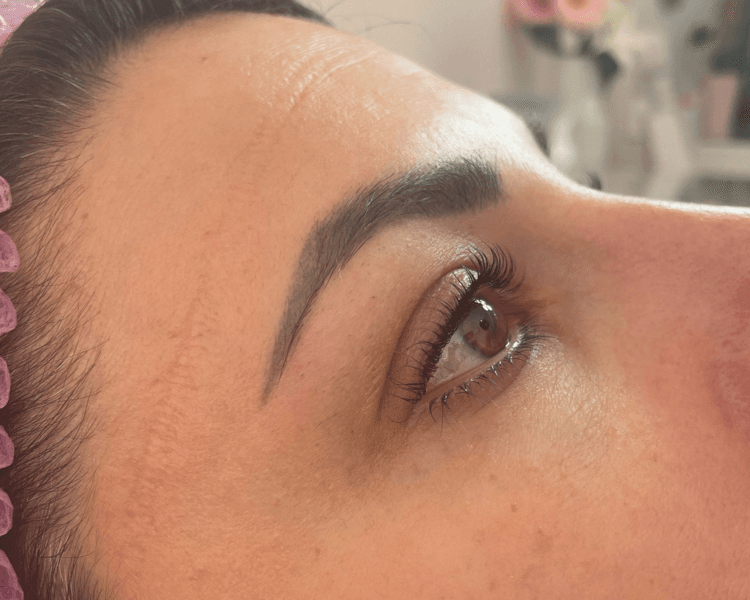 Lifting de pestañas con tintura + perfilado de cejas