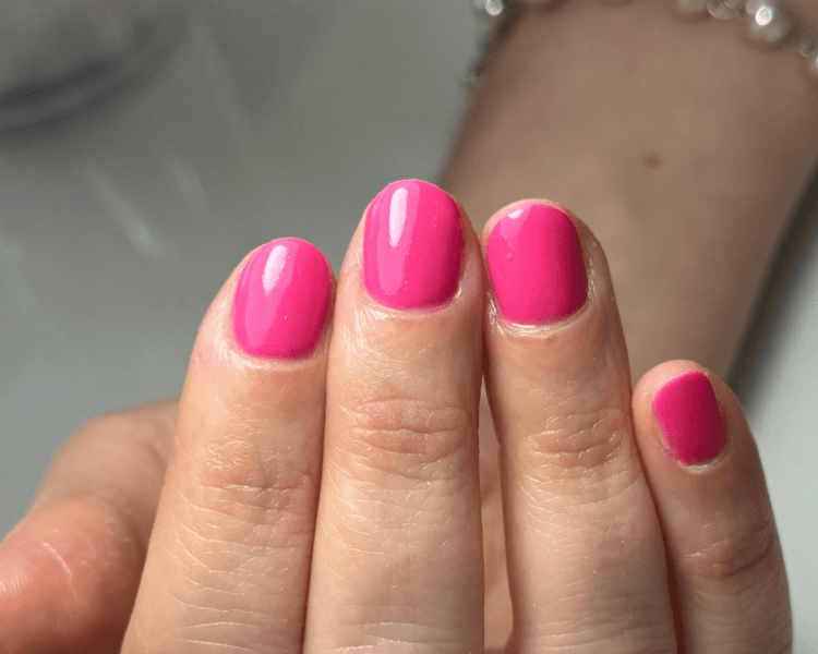 Estética de manos con esmaltado semipermanente