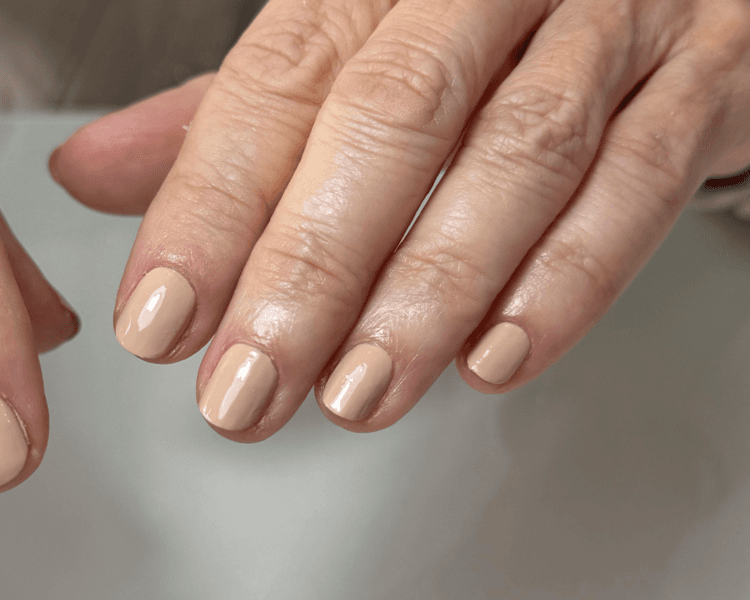 Estética de manos con esmaltado tradicional