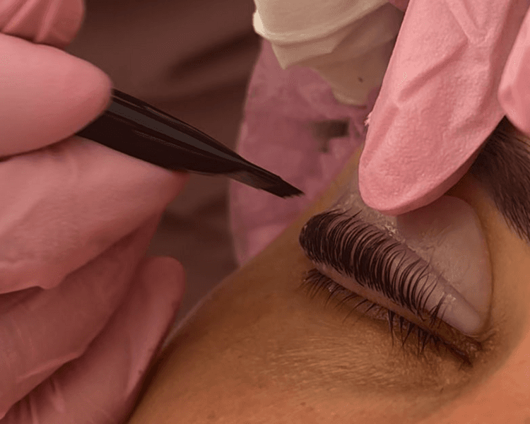 Lifting de pestañas con tintura + perfilado de cejas + laminado