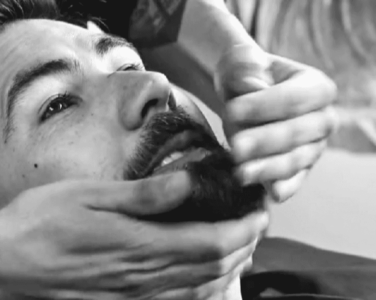 Corte de cabello + barba simple + exfoliación facial