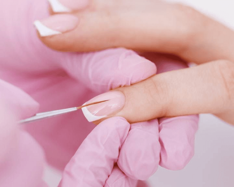 Esmaltado tradicional en manos