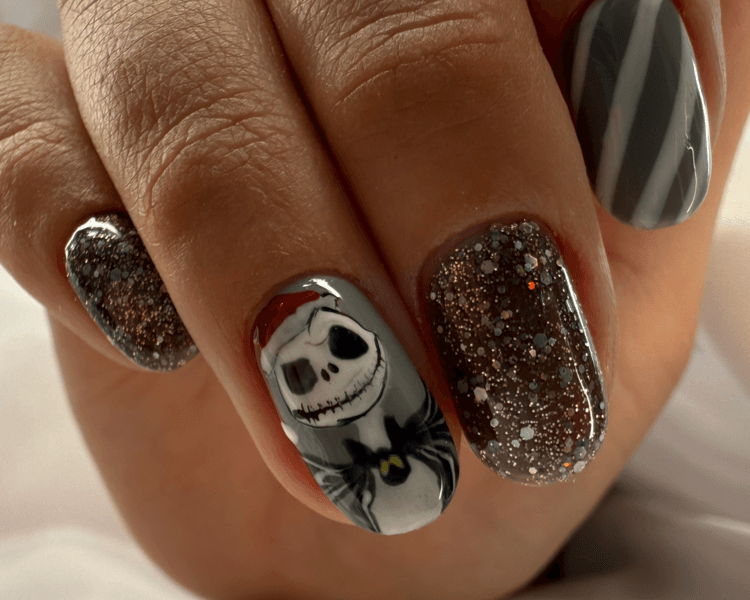 Semipermanente con diseño en todas las uñas