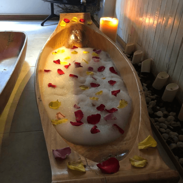 Baño espumoso en bongo con pétalos de rosas, exfoliacion y esencias suizas