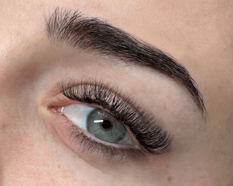 Extensiones de pestañas efecto hawaiano