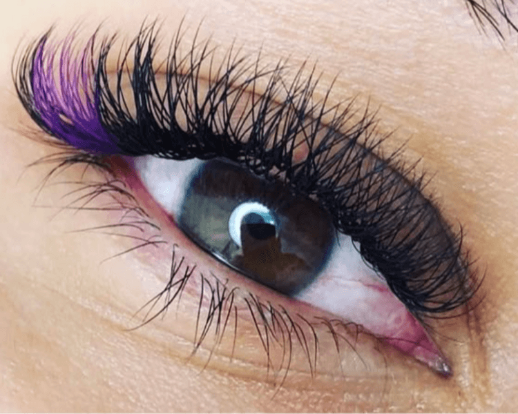 Extensiones de pestañas con color