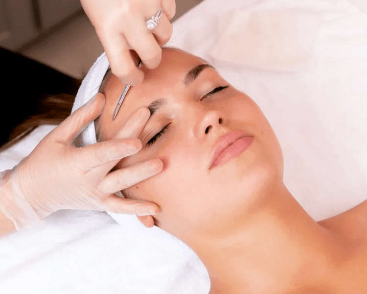 Dermaplaning + Higiene Profunda rostro, cuello y escote