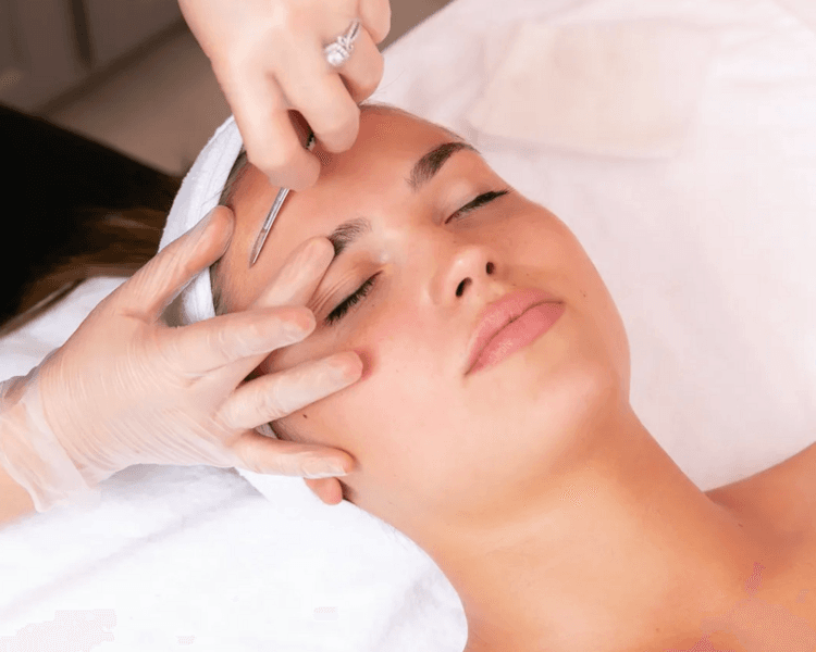 Dermaplaning + Higiene Profunda rostro, cuello y escote