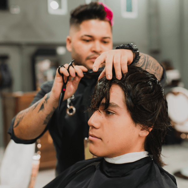 Corte de cabello + Servicio de cejas