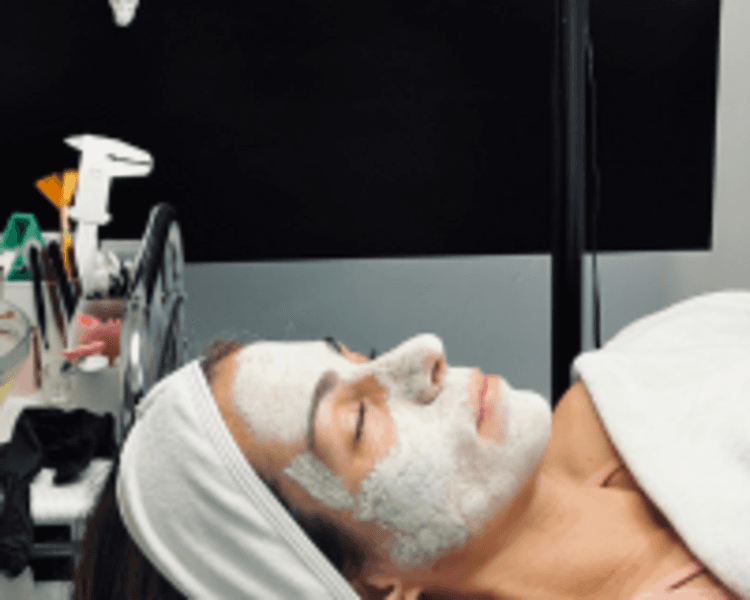 Consulta Profesional + Higiene Facial Básica