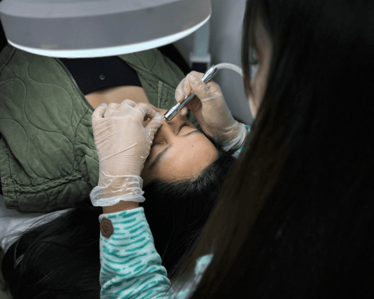 Limpieza facial profunda + diseño de cejas