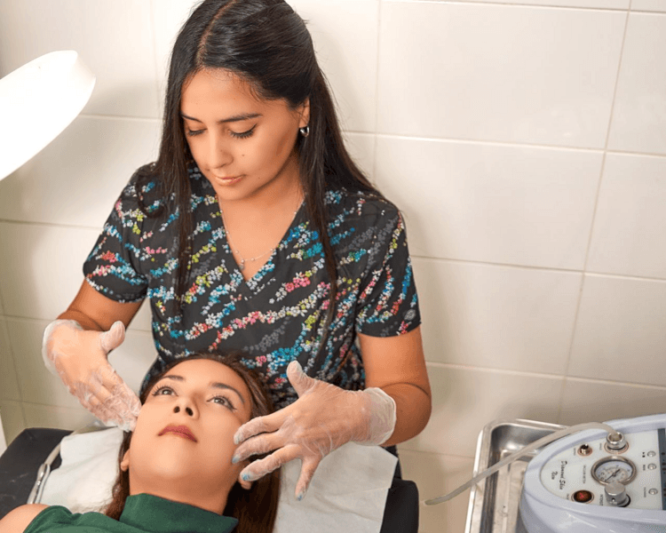Limpieza facial profunda con Microdermoabrasión y altafrecuencia.