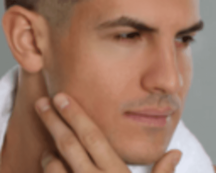 14. Corte de Cabello & Rasurado Completo de Barba