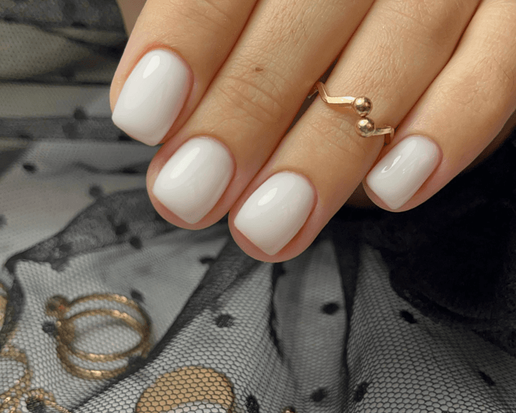 Manicura rusa + Nivelacion con base ruber 1 tono, solo color NUDÉ y BLANCO