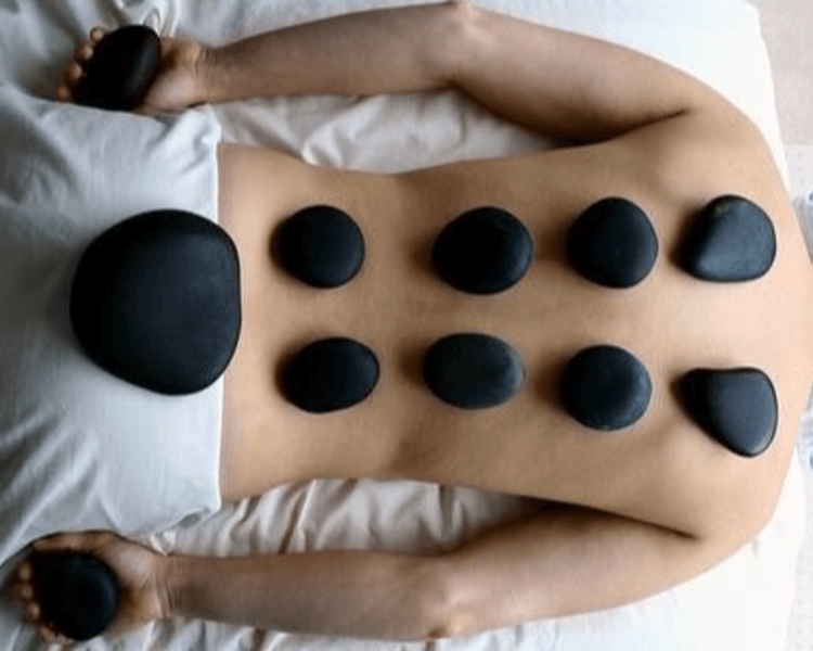 MASAJE CON PIEDRAS CALIENTES