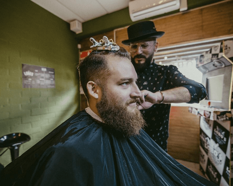 Corte de Cabello y Perfilado de Barba (Con Navaja y Toallas calientes)