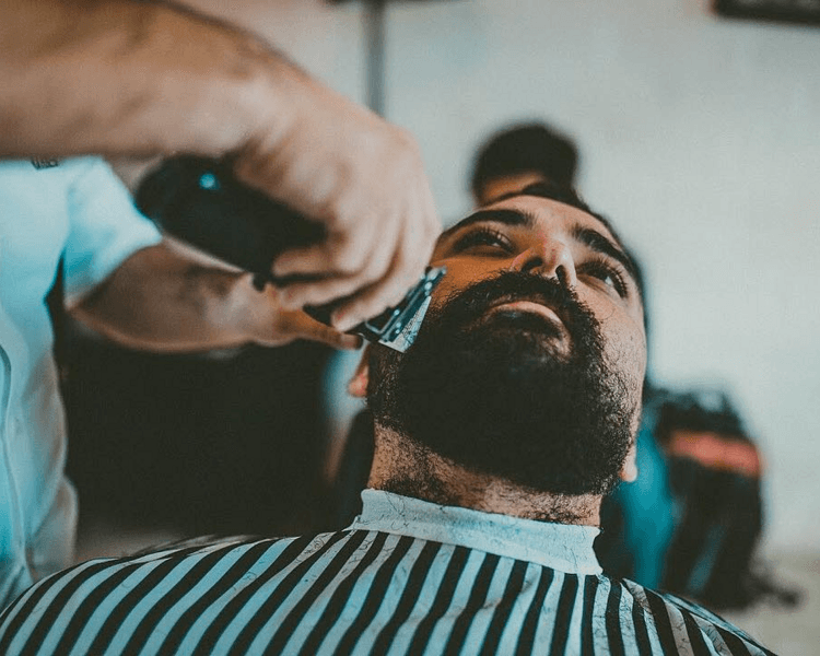 Corte de cabello + Perfilado de barba (CON MÁQUINA)